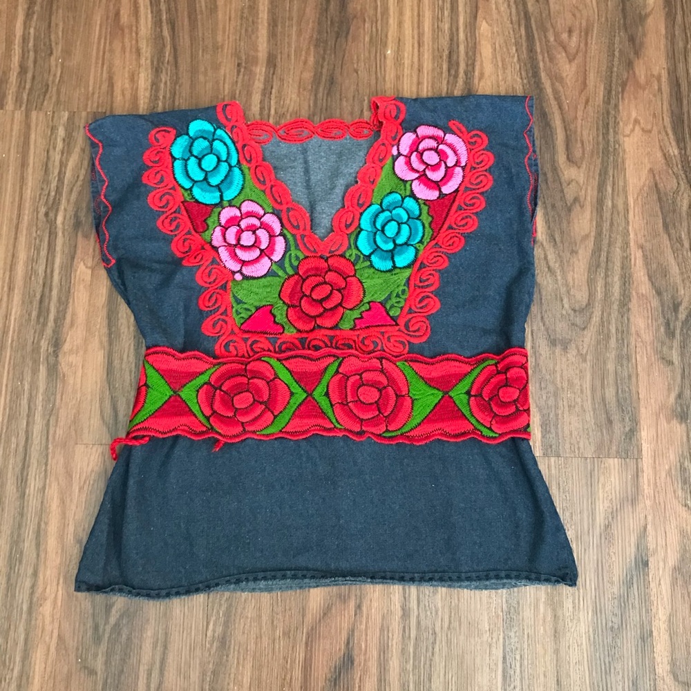Beautiful Mexican Oaxaca embroidered blouse.